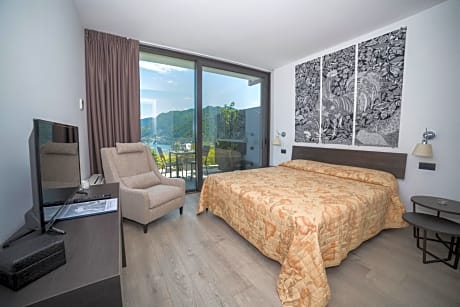 Deluxe Double Room with Lake View and Garden