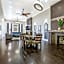 Stylish 4BR condo in Downtown by Hosteeva