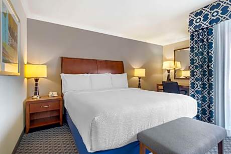 King Suite with Balcony - Non-Smoking