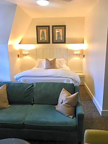 Deluxe Queen Room- Walk Up