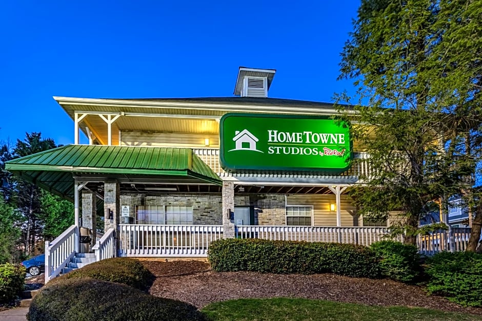 HomeTowne Studios by Red Roof Atlanta NE – Norcross South