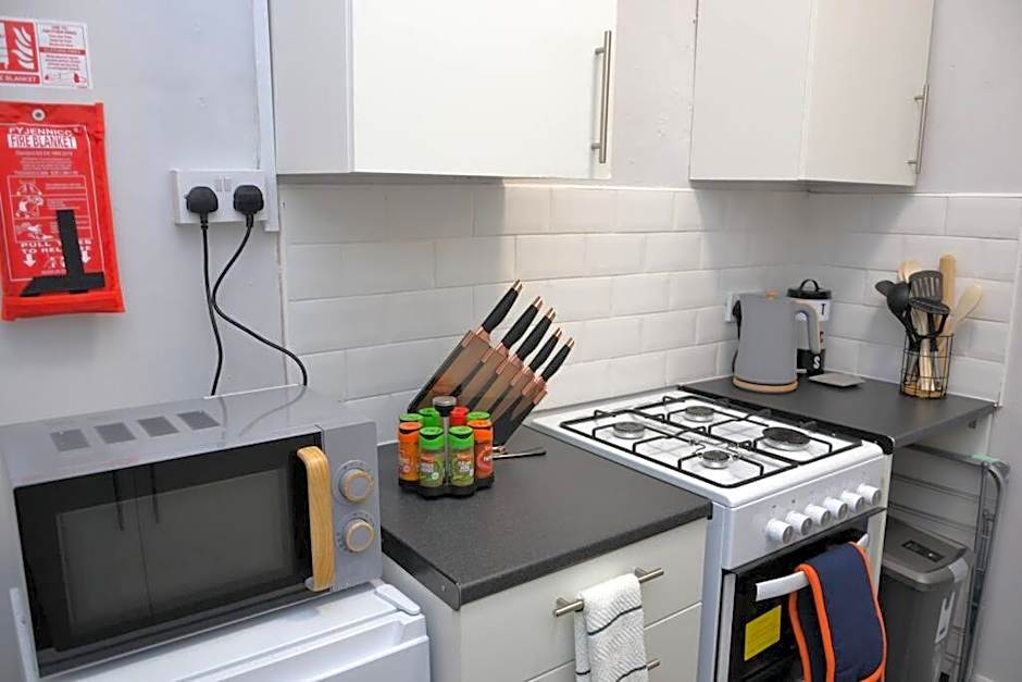 Salisbury - New 3br home, wifi, parking, sleeps 6, near Liverpool city centre