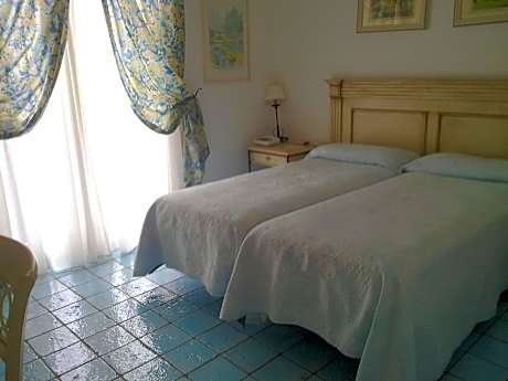 Double or Twin Room with Sea View