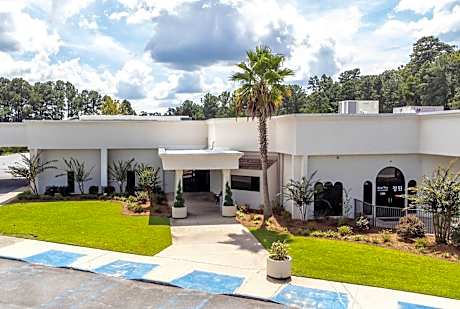 Cottonwood Suites Savannah Hotel & Conference Center