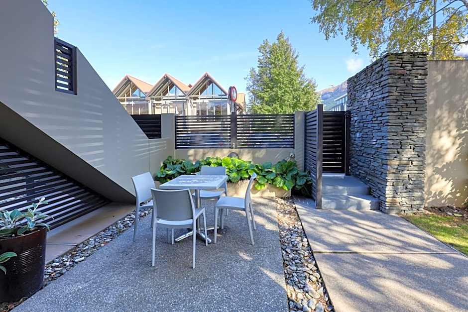 Garden Court Suites & Apartments