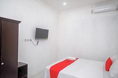 RedDoorz near De La Salle Manado