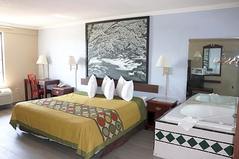 Super 8 by Wyndham Clarksville East