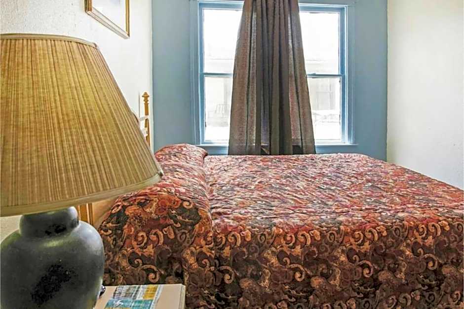 OYO Cameron Historic Hotel Brownsville I-69E