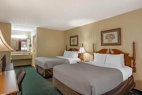 Queen Room with Two Queen Beds - 1st Floor/Pet Friendly