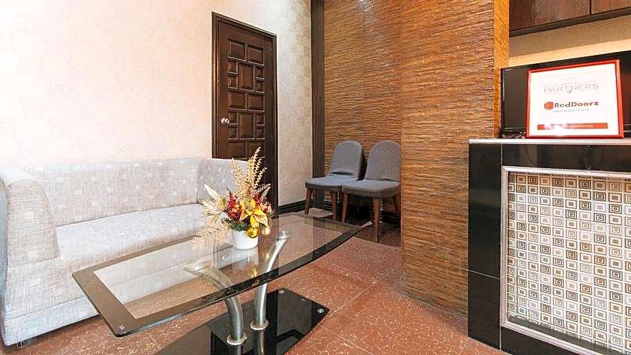 RedDoorz Plus @ Robinson's Circle (Quarantine Hotel)