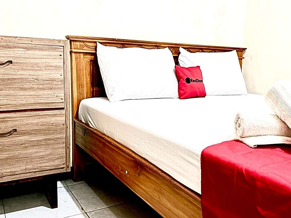 RedDoorz at Hotel Huni Raya Bromo