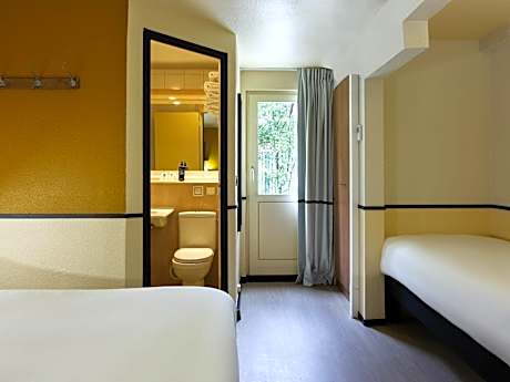 Pop Room with One Double Bed and One Single Bed