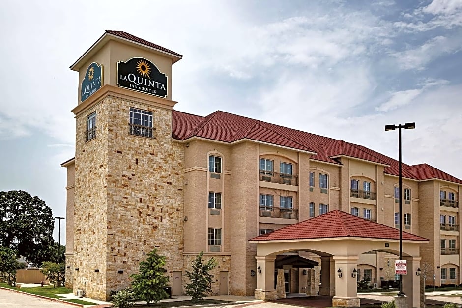 La Quinta Inn & Suites by Wyndham DFW Airport West - Euless