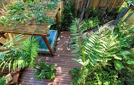 BOUTIQUE GARDEN POOL ROOM