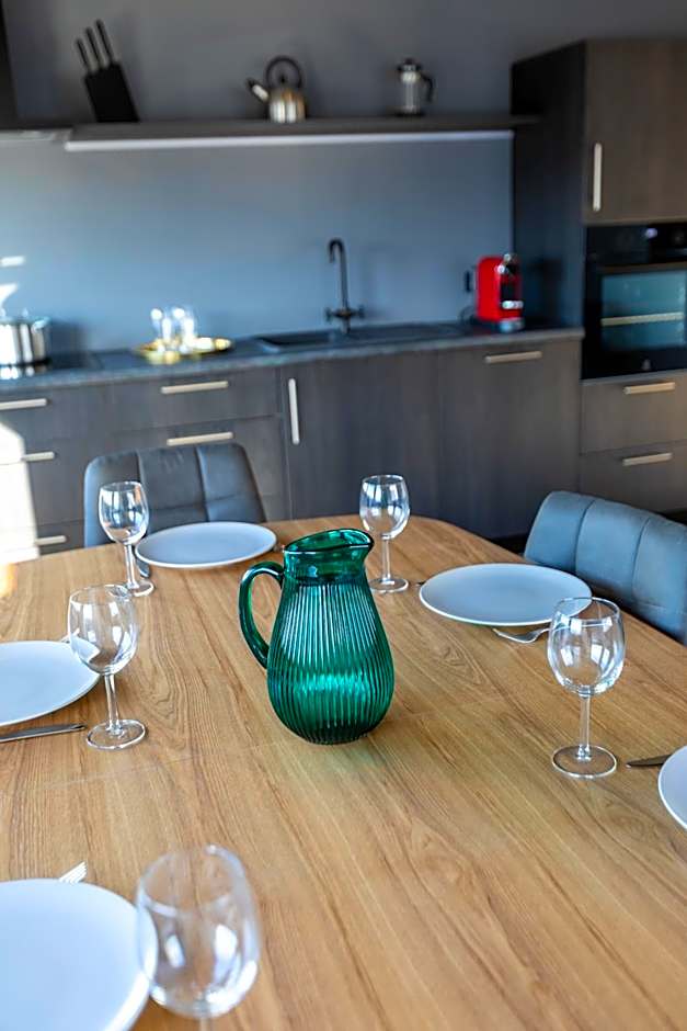 Akureyri Lux Apartments with hot tub access