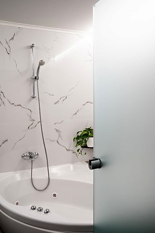 CHROMA FASHION ROOMS & APARTMENTS