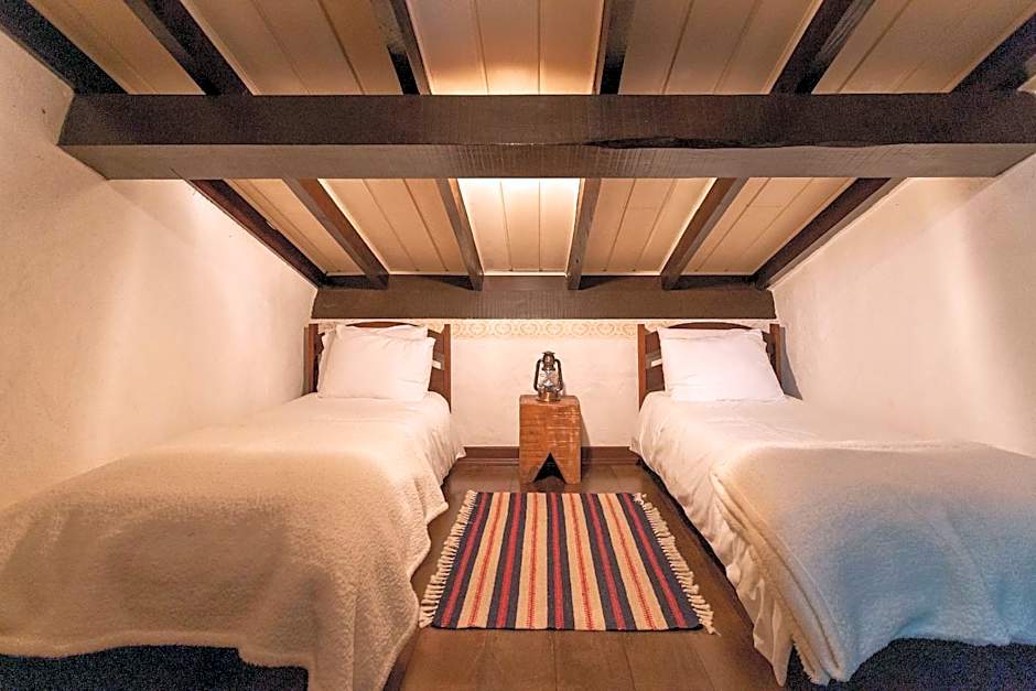 Sítio com piscina, área arborizada e lazer