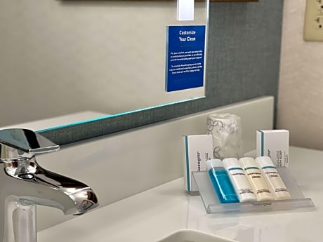 1 King Mobility/Hearing Accessible W/ Bathtub