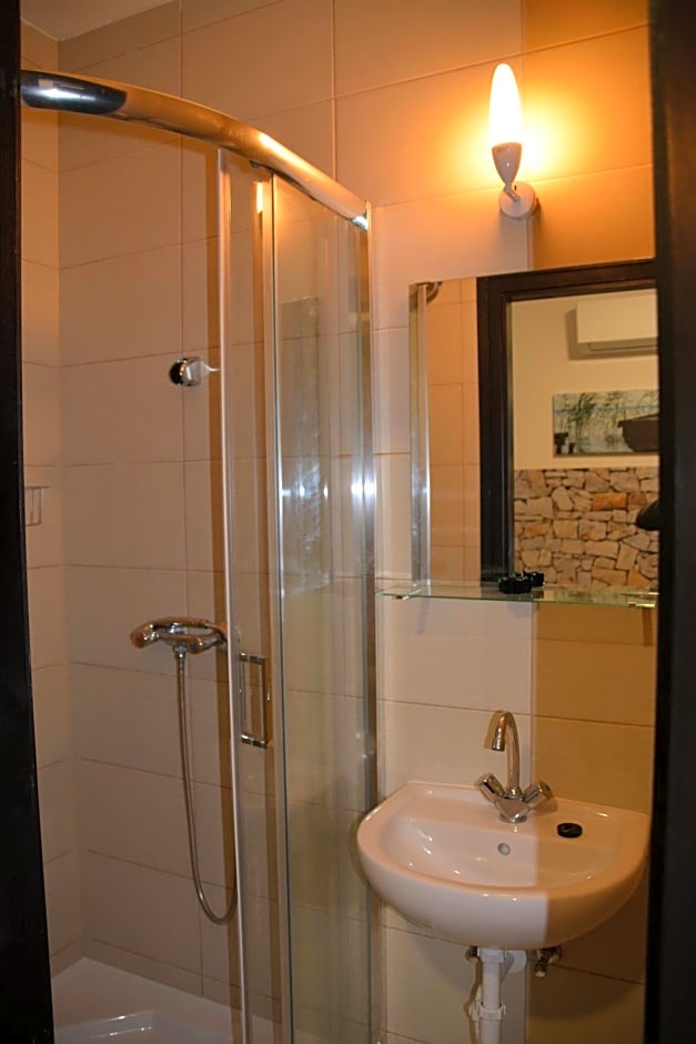 Kid Família Panzió Balatonszárszó