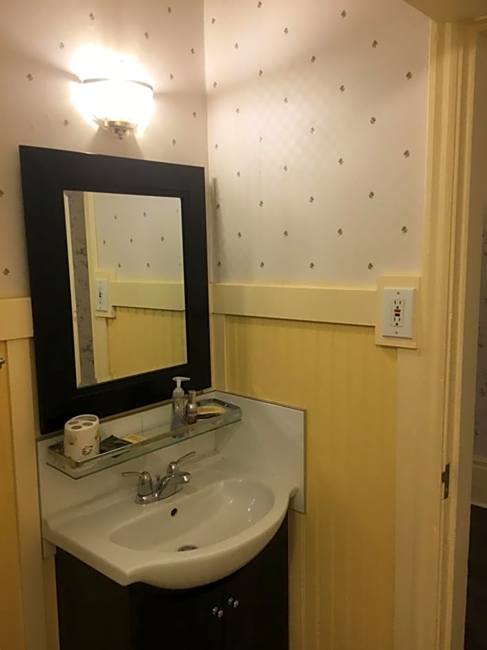 Marmora and Lake Inn and Victorian Diner