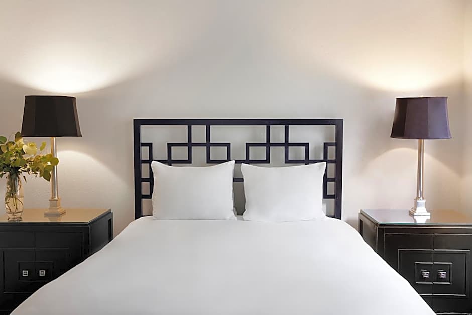 Photo 1 of 1 of 1 Queen Bed