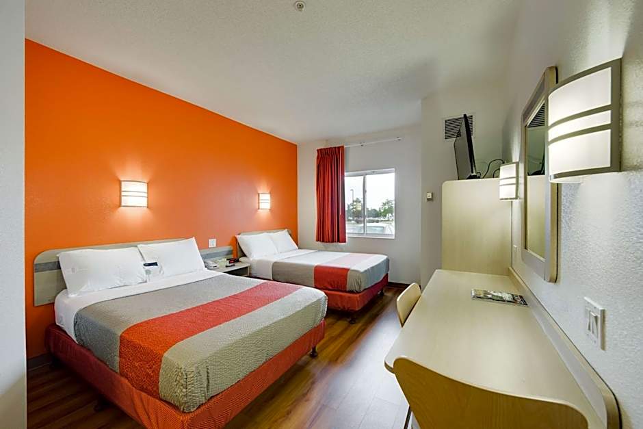 Motel 6-Brampton, ON - Toronto