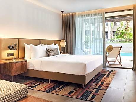 Platinum Swim Up King Room with Pool View