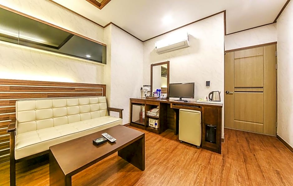 H  Hotel