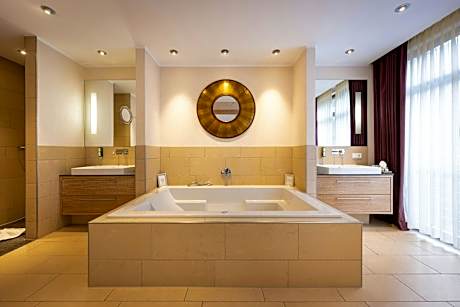 Signature Suite Forest, 2 Bedroom Signature Suite, Bedroom 1: 1 King, Bedroom 2: 1 Twin, Balcony
