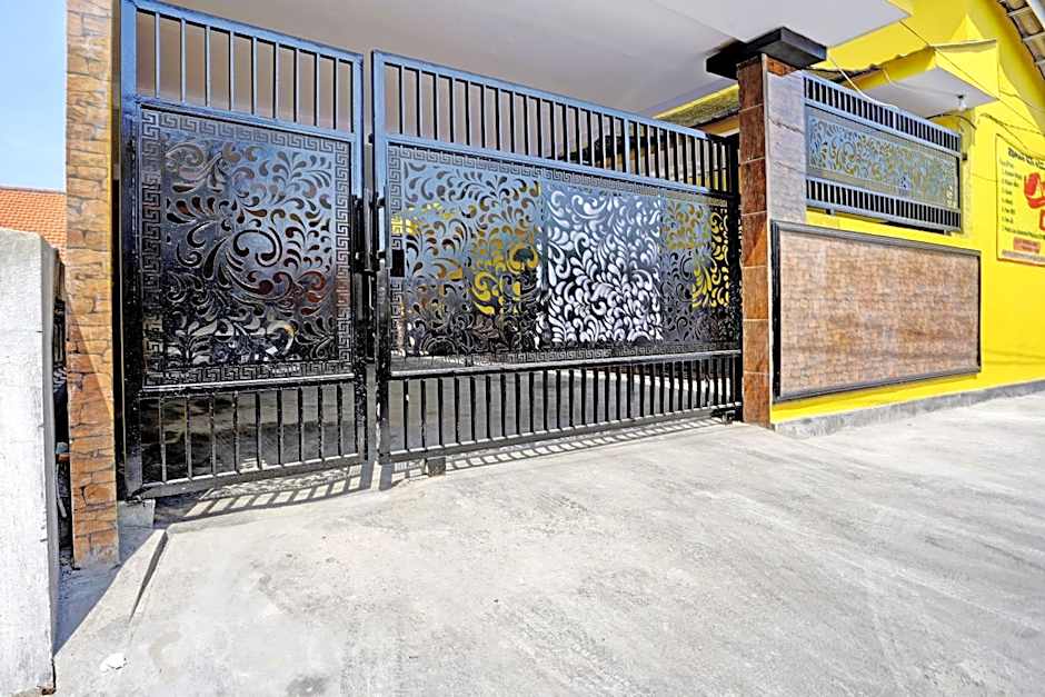 OYO Life 92920 Rumah Kost Azca