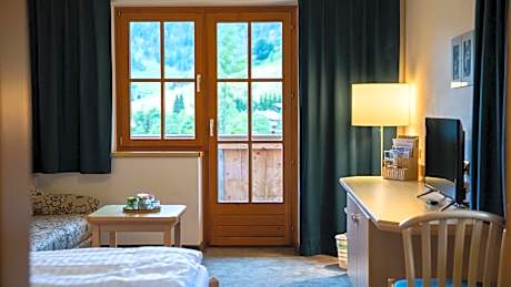 Family Room with Balcony (2 Adults + 2 Children)