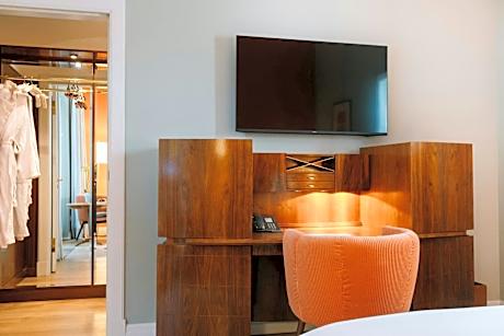 Standard Queen Room with City View