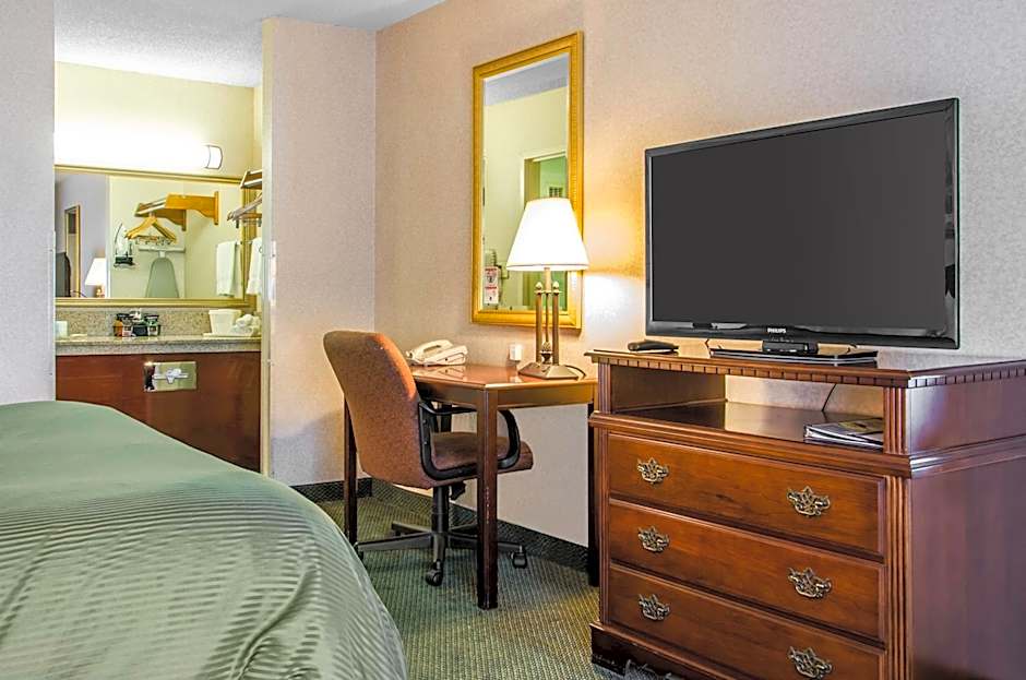 Photo 1 of 1 of Standard Room, 1 King Bed, Smoking
