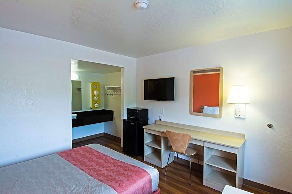 Photo 1 of 7 of 1 Queen Bed, Accessible