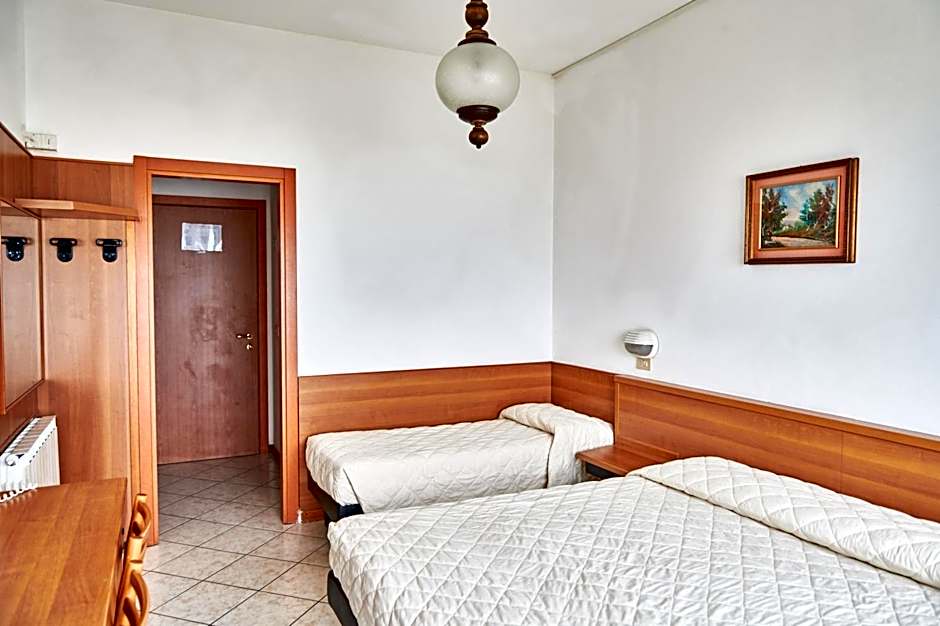 Hotel Caesar B&B Fronte Mare in Centro di Milano Marittima