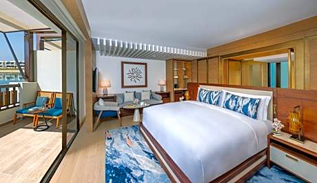 Deluxe Pool Front Room