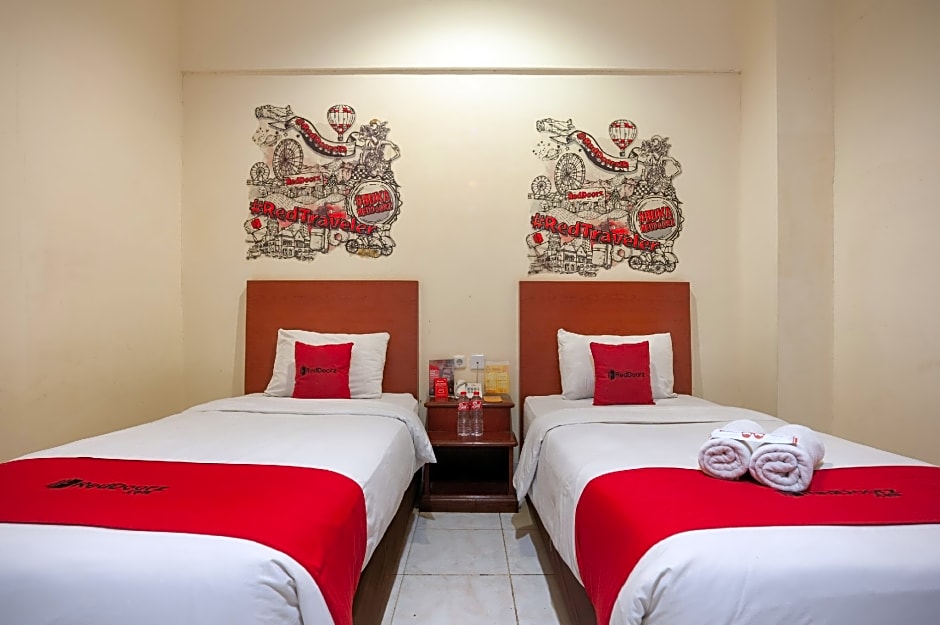 RedDoorz Plus near Plaza Blok M