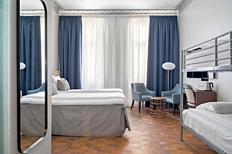Family Room with One Queen Bed and Bunk Beds - Non-Smoking