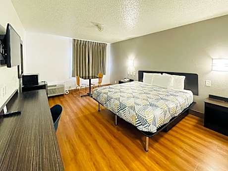1 King Bed | ADA/Tub/Micfridge
