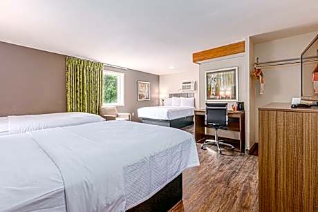 Queen Room with Three Queen Beds - Non-Smoking