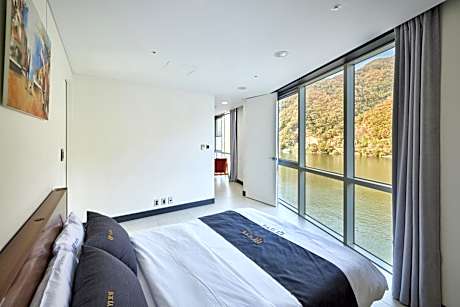 Suite with River View