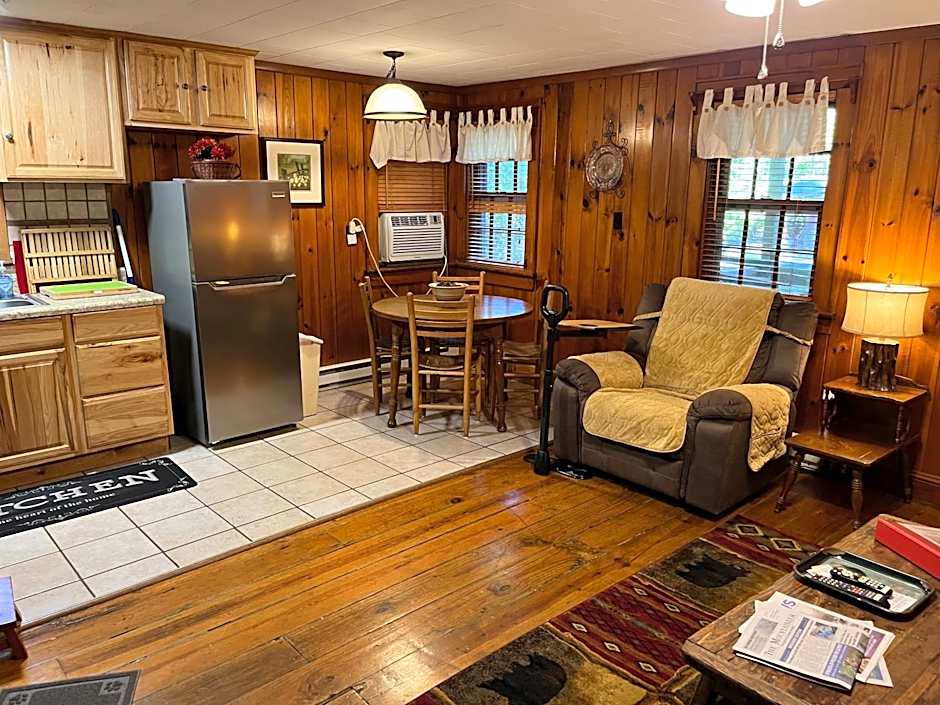 Cozy Cabin Pet Friendly ADA Compatible