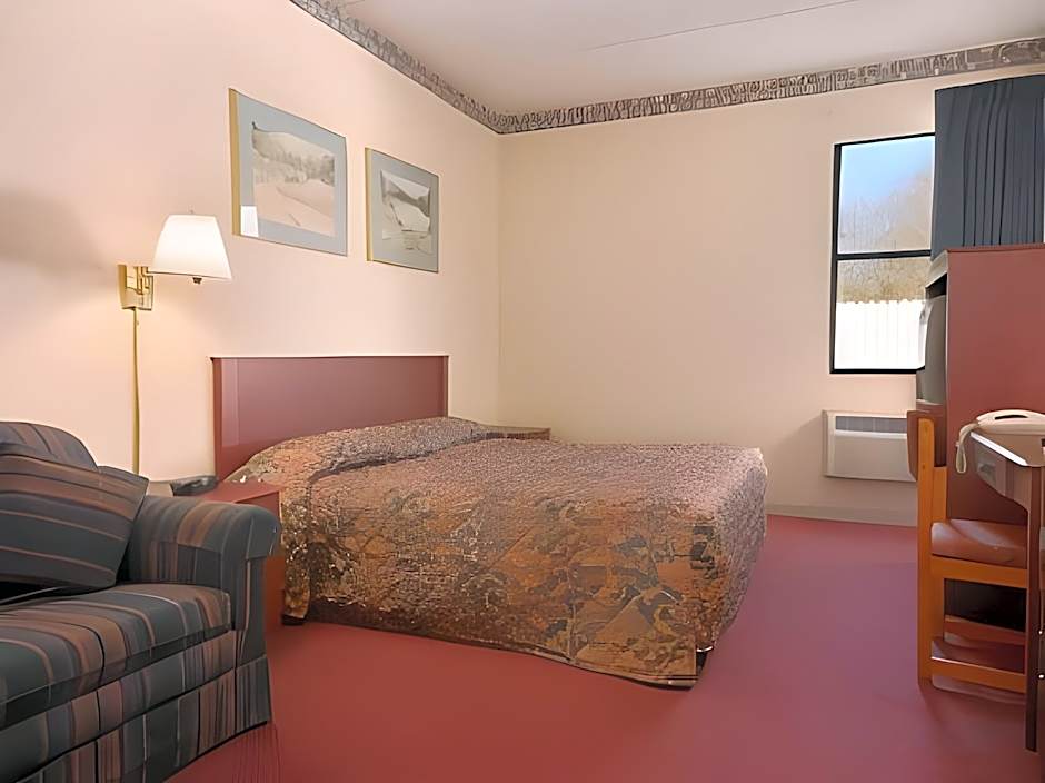 Super 8 by Wyndham Knoxville Downtown Area