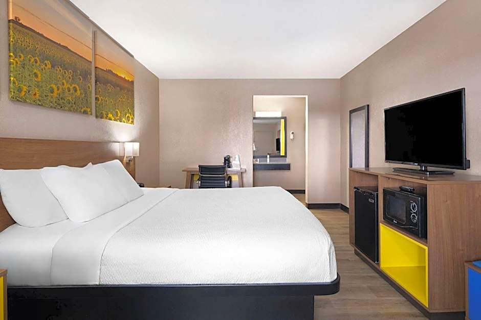 Days Inn & Suites by Wyndham Kokomo