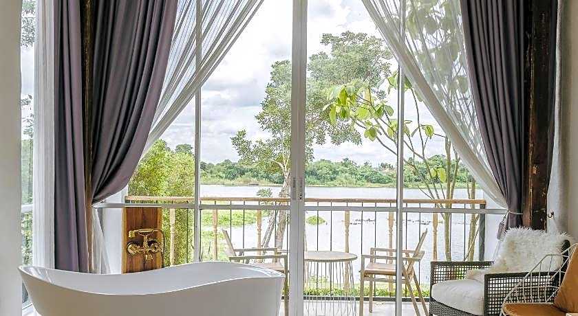 White Wall Riverfront Hotel