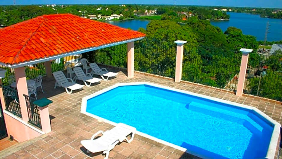 Hotel & Suites Real del Lago