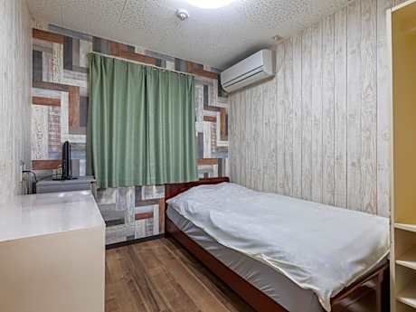 Single Room with Shared Bathroom - Non-Smoking