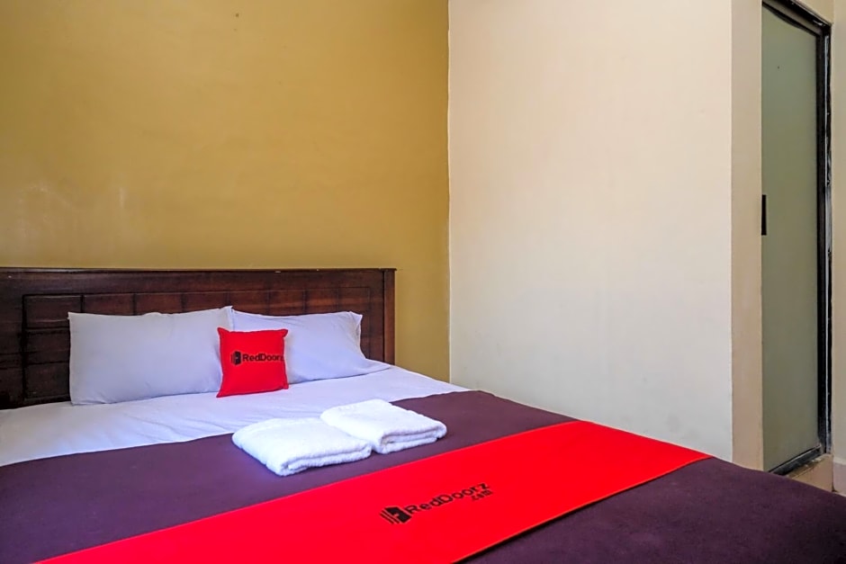 RedDoorz at Hotel Rich Parepare near Pantai Mattirotasi