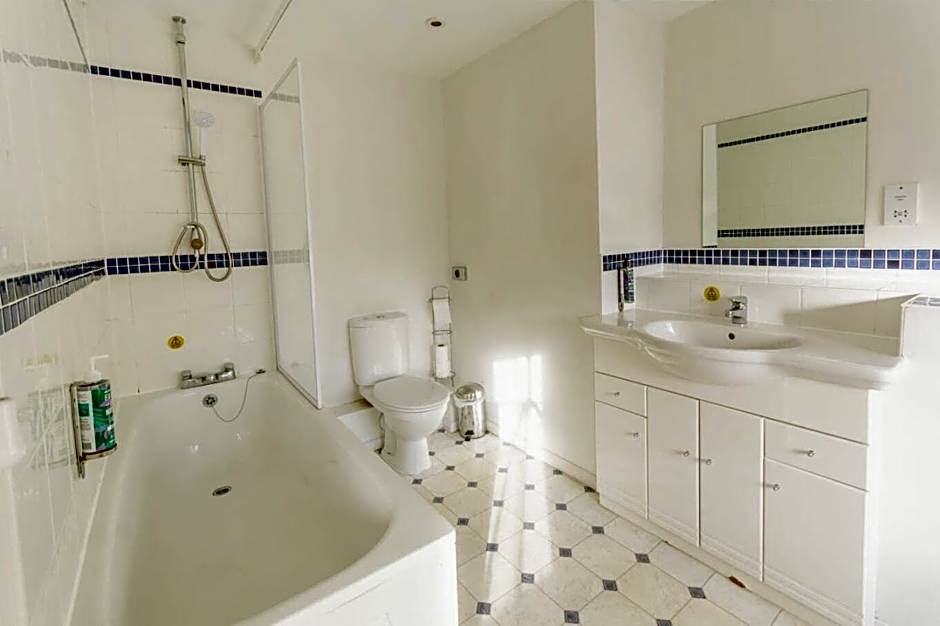 Pettifers Freehouse Hotel