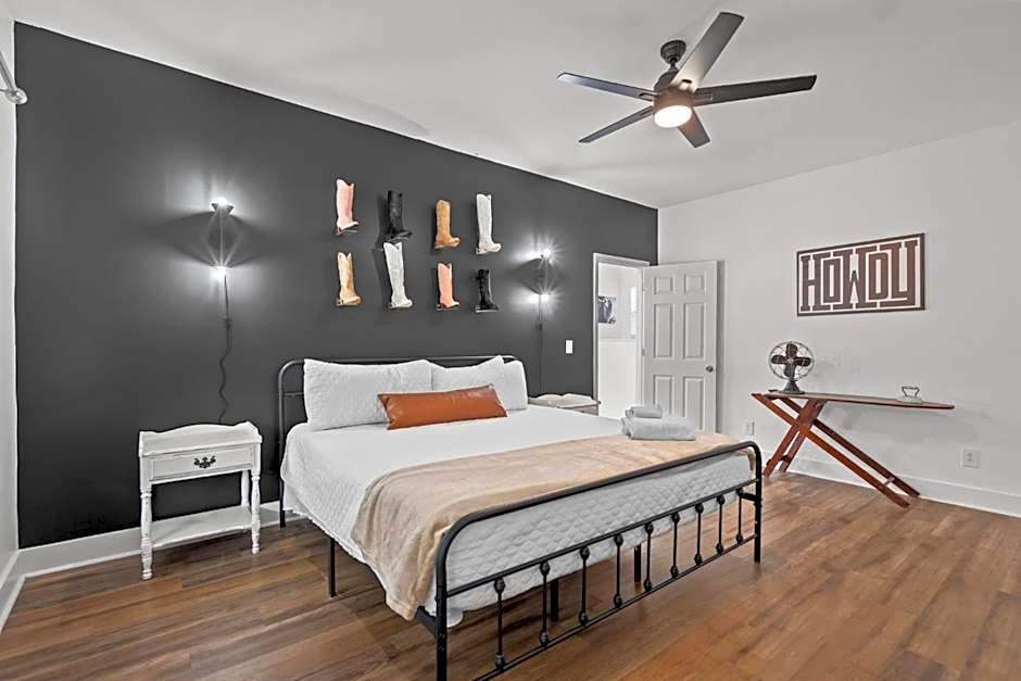 Grandma's Farm on 6 acres with Lighted Barn and River Access